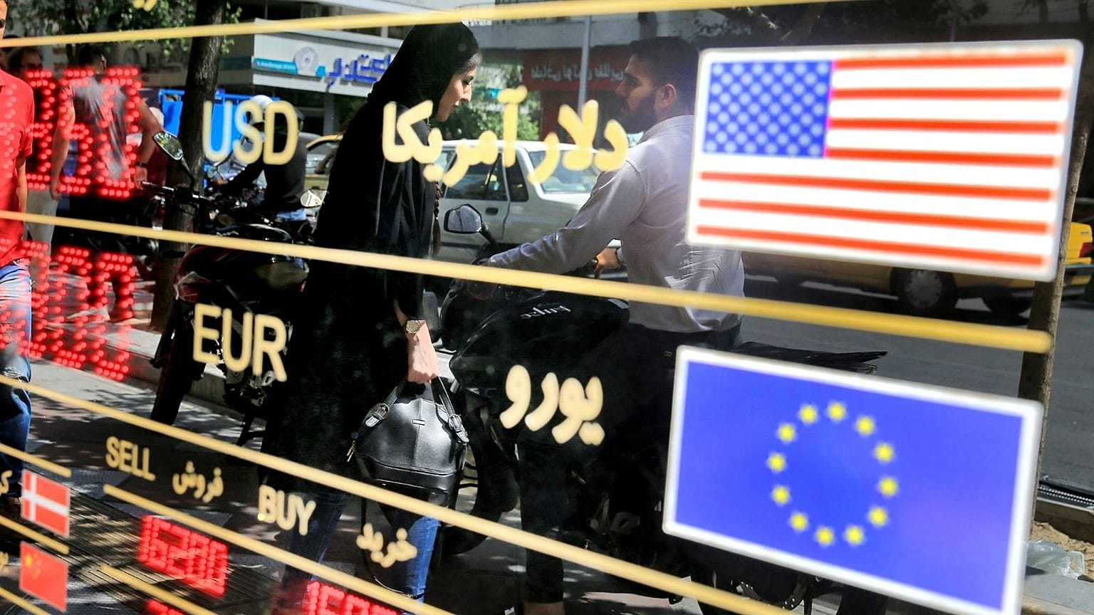 ویترین یک صرافی در تهران