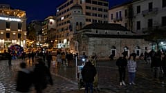 Η πολυσύχναστη πλατεία στο Μοναστηράκι στο κέντρο της Αθήνας