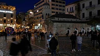 Η πολυσύχναστη πλατεία στο Μοναστηράκι στο κέντρο της Αθήνας
