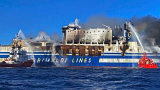 Επιχείρηση κατάσβεσης στο πλοίο Euroferry Olympia, ανοιχτά της Κέρκυρας