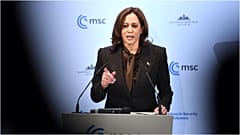 كامالا هاريس نائب الرئيس الأميركي أثناء إلقائها كلمة في مؤتمر ميونيخ للأمن 19 فبراير 2022