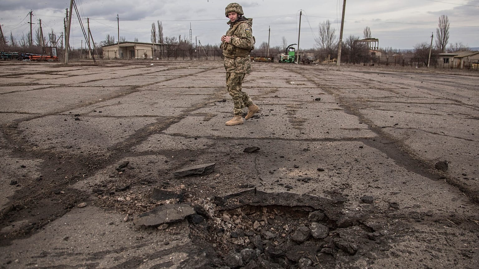 Nowoluhanske, Ostukraine: Ein ukrainischer Soldat vor dem Einschlagsloch eines Geschützes der Separatisten 