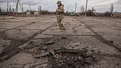 Nowoluhanske, Ostukraine: Ein ukrainischer Soldat vor dem Einschlagsloch eines Geschützes der Separatisten 