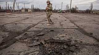 Nowoluhanske, Ostukraine: Ein ukrainischer Soldat vor dem Einschlagsloch eines Geschützes der Separatisten 