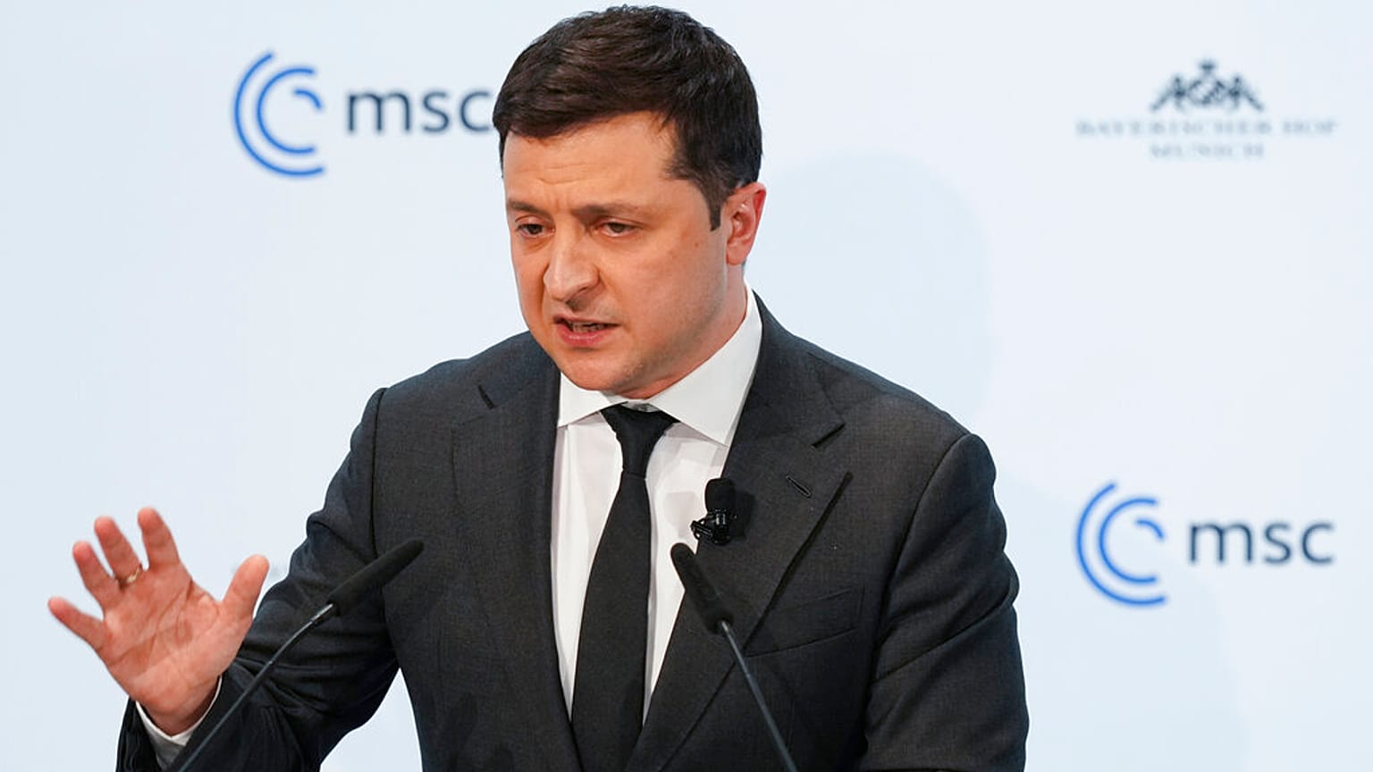 Il presidente ucraino Volodymyr Zelensky durante il suo discorso alla Conferenza di Monaco.  
