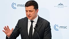 Il presidente ucraino Volodymyr Zelensky durante il suo discorso alla Conferenza di Monaco.  