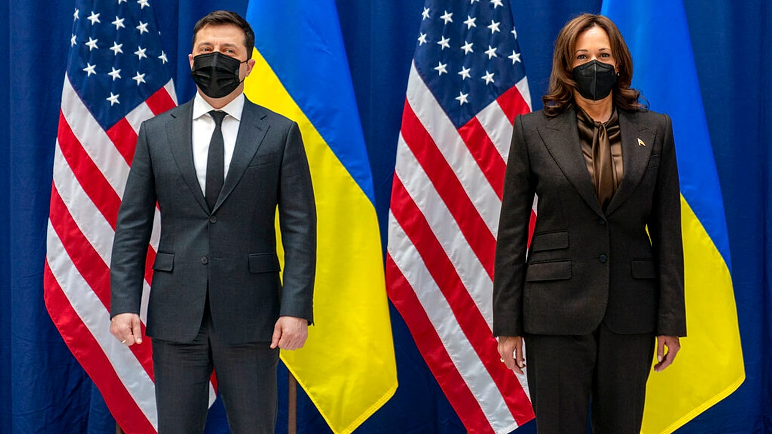 El presidente ucraniano, Volodímir Zelenski, y la vicepresidenta de EEUU, Kamala Harris, en Múnich, Alemania