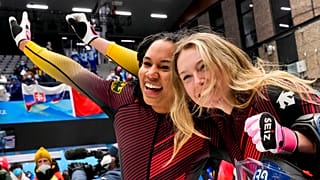 Die Laura Nolte und Deborah Levi feiern ihren Sieg im Zweier-Bob in Peking.