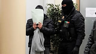 الشرطة الإيطالية تعتقل رجلا للاشتباه في قيامه بتهريب مهاجرين بالقوارب.