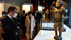 Der französische Präsident Emmanuel Macron vor kolonialer Raubkunst im Pariser Museum Quai Branly.