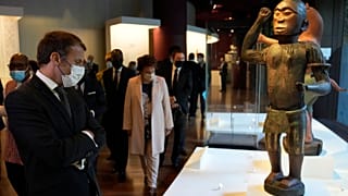 Der französische Präsident Emmanuel Macron vor kolonialer Raubkunst im Pariser Museum Quai Branly.