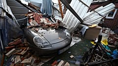 Im ostfriesischen Eversmeer hatte ein Porsche nach dem Durchzug von Zeynep nur noch Schrottwert