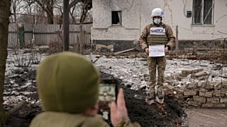 Membros do Centro de Controlo do cessar fogo registam bombardeamentos em Luhansk