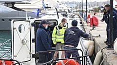 Ο 21χρονος Λευκορώσος αποβιβάζεται στο λιμάνι της Κέρκυρας, την Κυριακή 20 Φεβρουαρίου 2022. Απεγκλωβίστηκε ο επιβάτης που βρέθηκε ζωντανός και καλά στην υγεία του στην πρύμνη