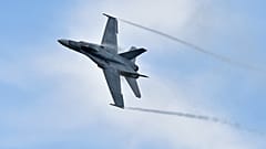 صورة أرشيفية لطائرة تابعة لسلاح الجو الملكي الأسترالي FA-18 أثناء تحليقها فوق جزيرة فيليب 22 أكتوبر 2017
