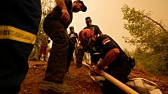 Επιχείρηση πυροσβεστών στο χωριό Καμάρια στην Εύβοια κατά τις πυρκαγιές του καλοκαιριού του 2021