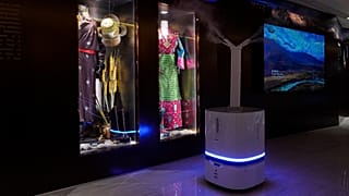 Robot fertőtlenít egy pekingi hotelben 2022. 02. 11-én 