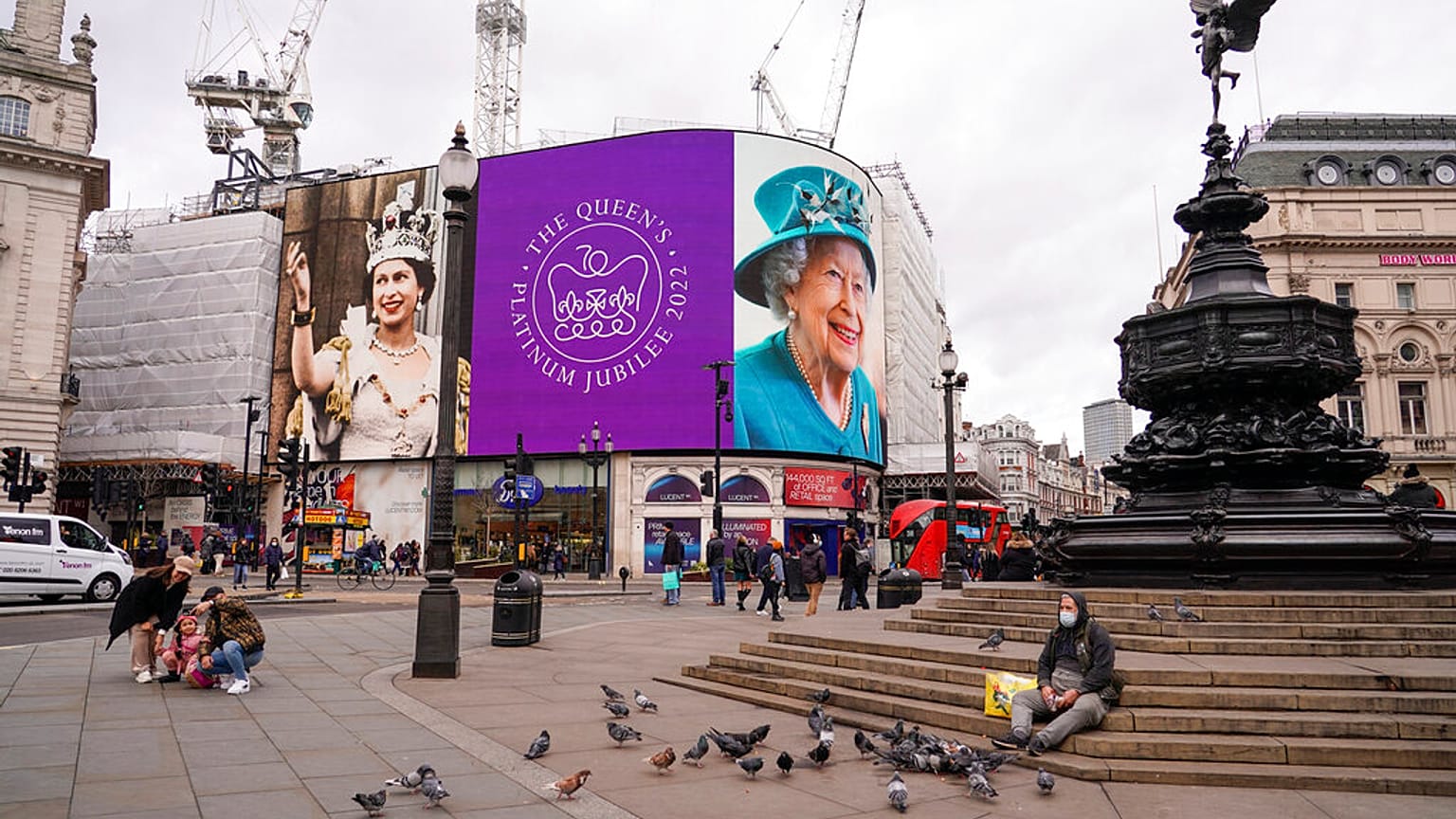  lo schermo di Piccadilly Circus è illuminato per celebrare il 70° anniversario dell'ascesa al trono della regina Elisabetta britannica, a Londra, domenica 6 febbraio 2022