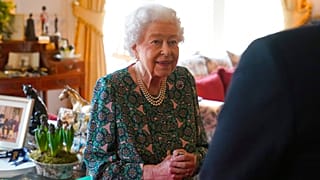 Isabel II está com Covid-19