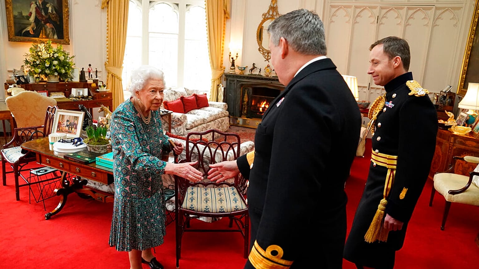 İngiltere Kraliçesi 2. Elizabeth'in Covid-19 testi pozitif çıktı