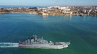 Иллюстрационное фото. Десантный корабль ВМФ России "Калининград" заходит в Севастопольскую гавань в Крыму.