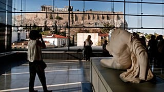 Επισκέπτες στο μουσείο της Ακρόπολης στην Αθήνα