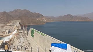 Blick auf den neugebauten Mega-Staudamm
