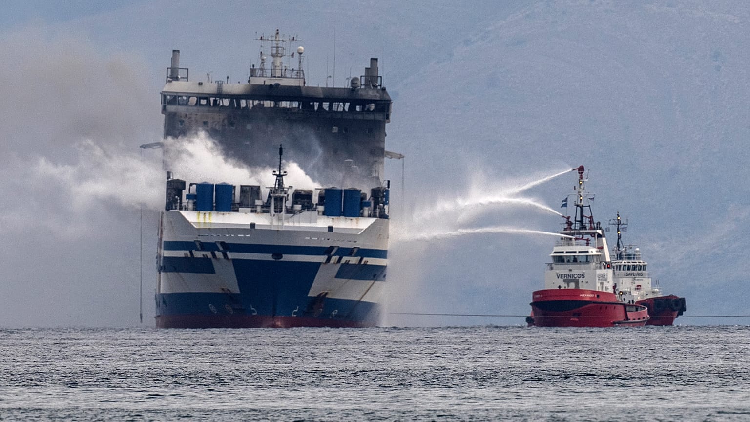 Das Feuer auf der "Euroferry Olympia" war am Sonntag weiterhin nicht gelöscht.