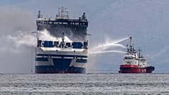 Das Feuer auf der "Euroferry Olympia" war am Sonntag weiterhin nicht gelöscht.