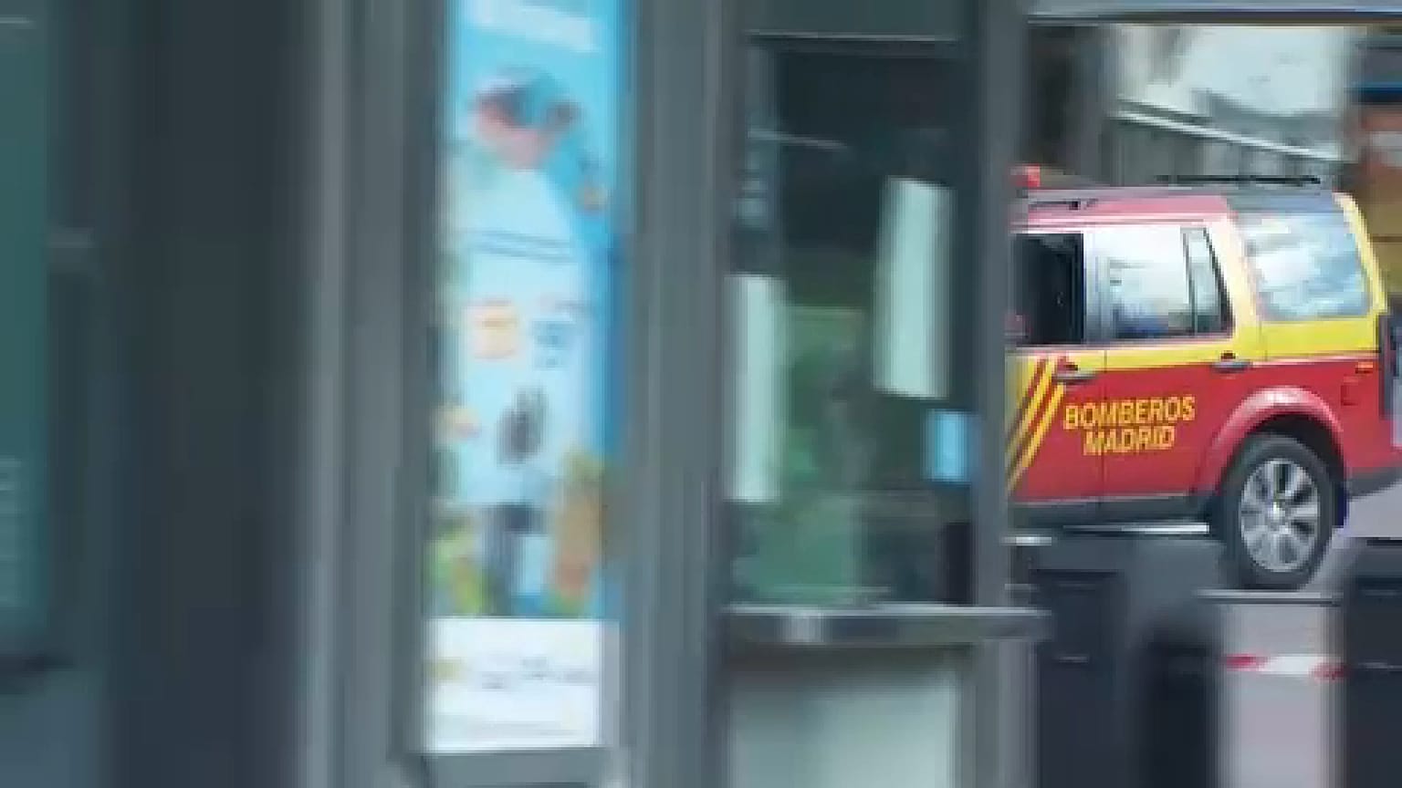 Un coche de bomberos entra en el parque de atracciones tras el accidente