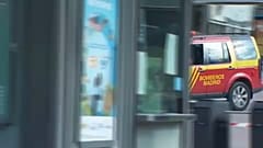 Un coche de bomberos entra en el parque de atracciones tras el accidente