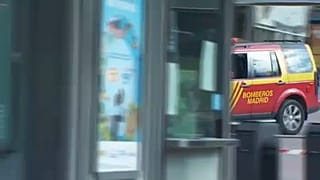 Un coche de bomberos entra en el parque de atracciones tras el accidente
