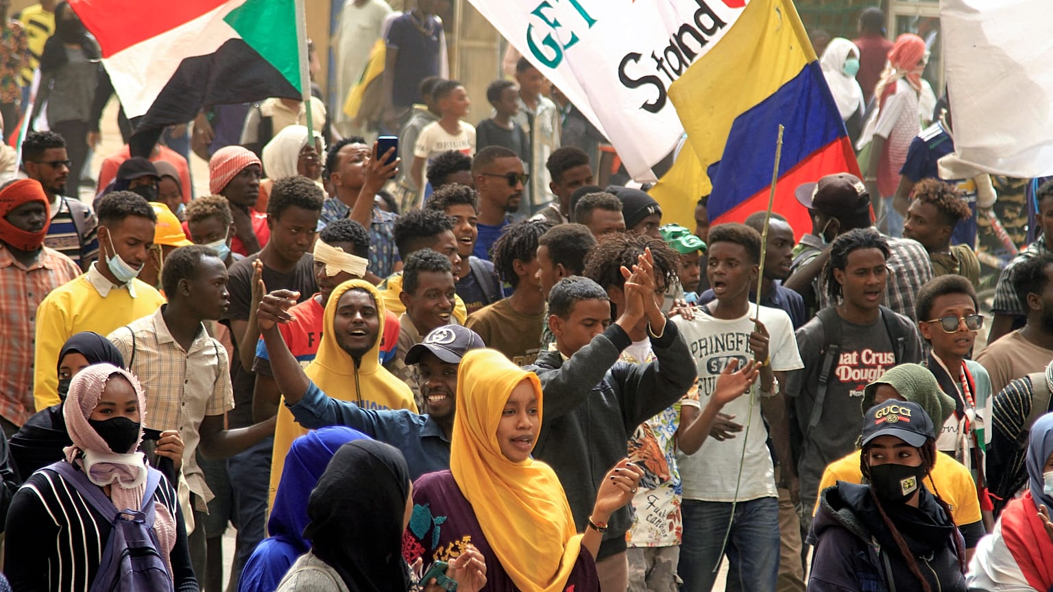 متظاهرون يرفعون أعلام السودان خلال الاحتجاجات المستمرة للمطالبة بالحكم المدني والتنديد بالإدارة العسكرية  في جنوب العاصمة الخرطوم في 20 فبراير 2022.