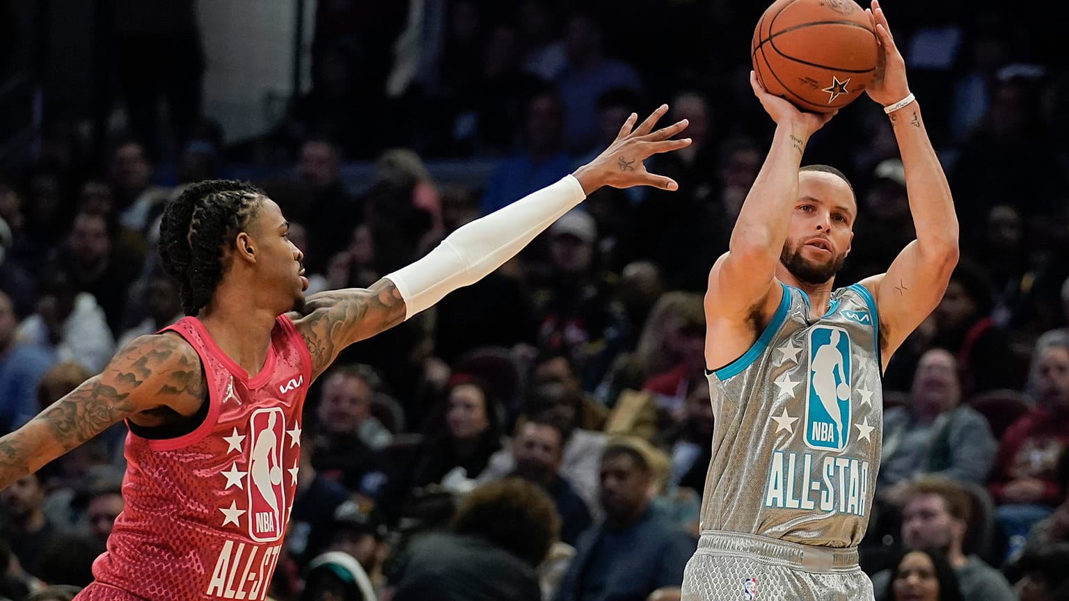 Ja Morant ne peut rien faire contre Stephen Curry, élu MVP du All Star Game