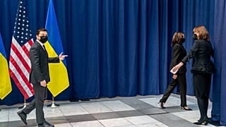 US-Vizepräsidentin Kamala Harris und der ukrainische Präsident Wolodymyr Selenskyj bei der Münchner Sicherheitskonferenz,