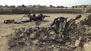 Resti dell'attacco aereo, in Niger. 