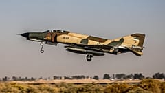 طائرة مقاتلة من طراز F-4E Phantom II تابعة لسلاح الجو الإيراني أثناء تمرين جوي في أصفهان بوسط إيران، في 2 نوفمبر 2020