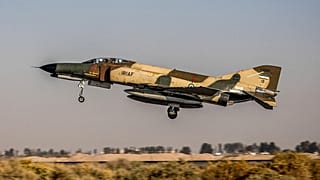 طائرة مقاتلة من طراز F-4E Phantom II تابعة لسلاح الجو الإيراني أثناء تمرين جوي في أصفهان بوسط إيران، في 2 نوفمبر 2020