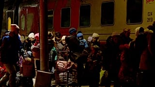 Люди, эвакуированные из самопровозглашённой Донецкой Народной Республики, стоят в очереди перед поездом для эвакуацией вглубь России. Таганрог, 20 февраля 2022 года