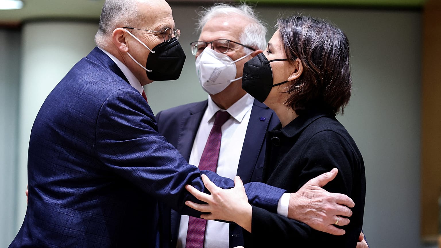 وزيرة الخارجية الألمانية أنالينا بربوك مع الممثل الأعلى للاتحاد الأوروبي للشؤون الخارجية والسياسة الأمنية جوزيب بوريل ووزير الخارجية البولندي زبيغنيو راو 