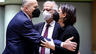 وزيرة الخارجية الألمانية أنالينا بربوك مع الممثل الأعلى للاتحاد الأوروبي للشؤون الخارجية والسياسة الأمنية جوزيب بوريل ووزير الخارجية البولندي زبيغنيو راو