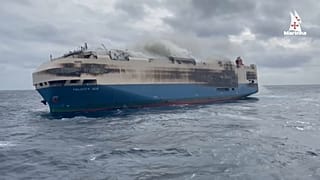 Cargueiro "Felicity Ace" em chamas ao largo dos Açores