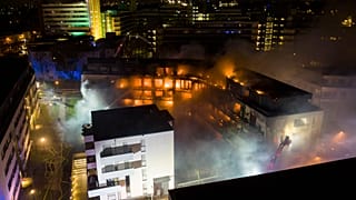 Die Feuerwehrkräfte waren auch am Montavormittag mit den Löscharbeiten beschäftigt.