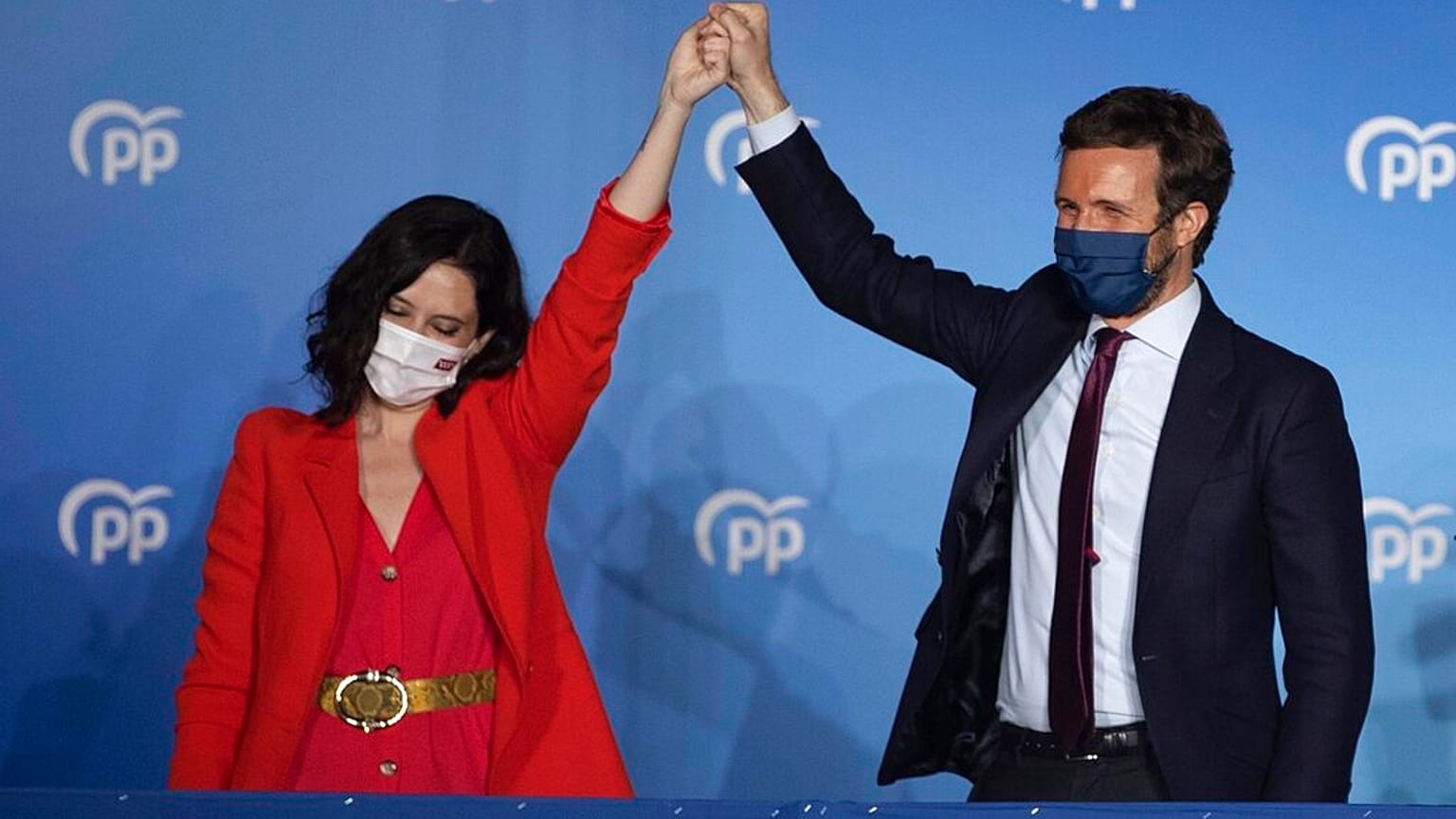 La presidenta de la Comunidad de Madrid, Isabel Díaz Ayuso, y el líder del Partido Popular, Pablo Casado, celebran la victoria en las elecciones regionales