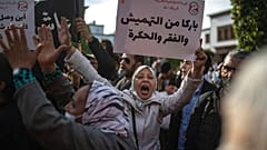 امرأة تهتف بشعارات وتحمل لافتة كتب عليها "كفى إهمالا وفقرا وذلا" أثناء مظاهرات ضد ارتفاع الأسعار، في الرباط، المغرب 20 فبراير 2022
