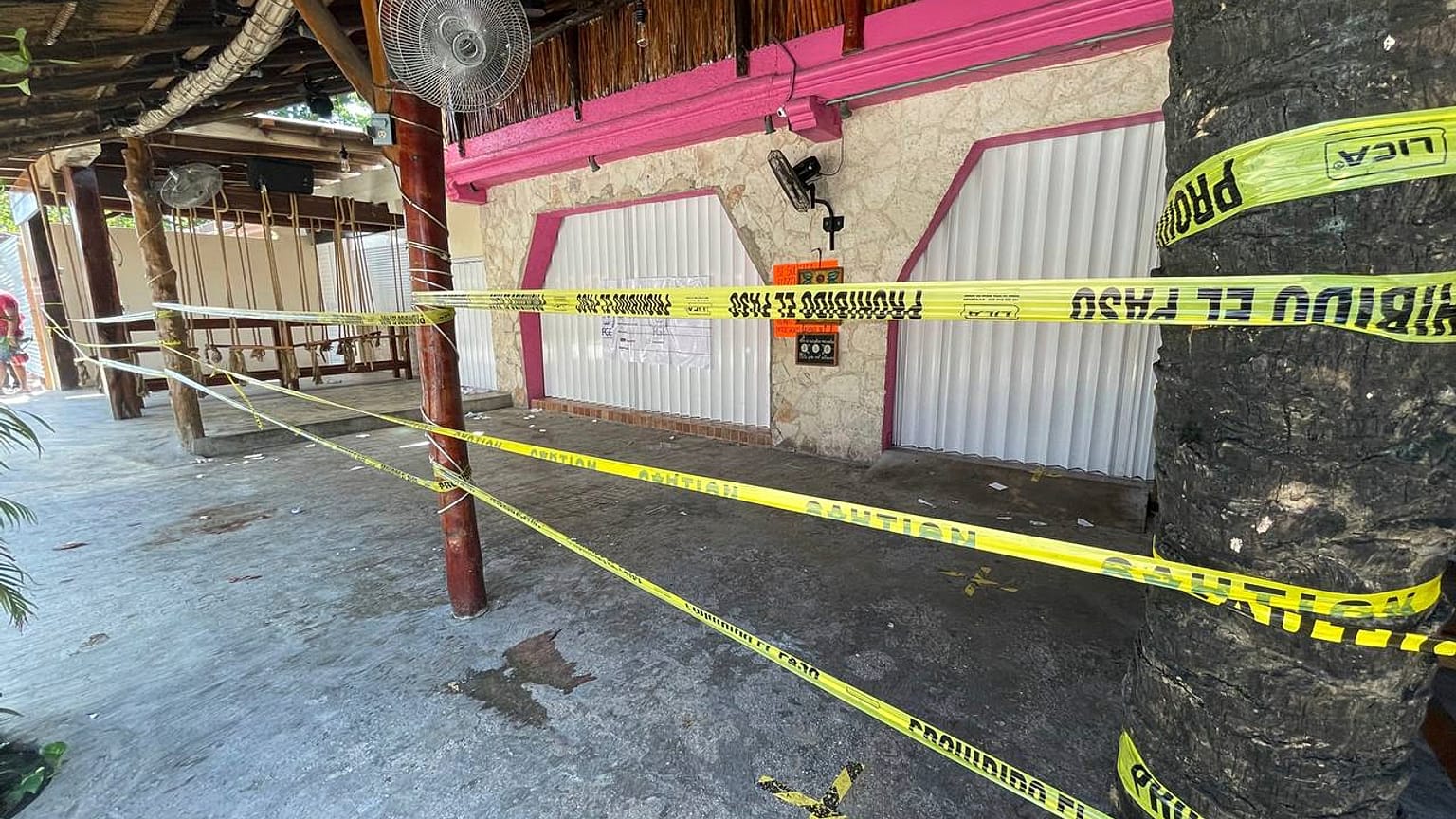 Una cinta de seguridad de la policía cubre el exterior de un restaurante el día después de un tiroteo entre traficantes de drogas en Tulum, México, 22 de octubre de 2021. 