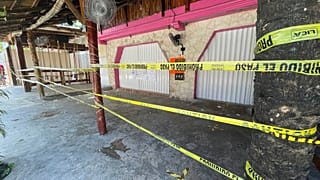 Una cinta de seguridad de la policía cubre el exterior de un restaurante el día después de un tiroteo entre traficantes de drogas en Tulum, México, 22 de octubre de 2021.