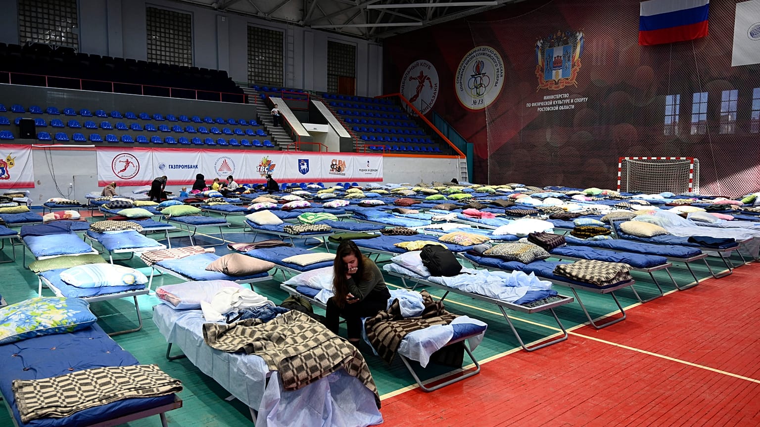 Civiles desplazados de las regiones de Donetsk y Luhansk, territorios controlados por los separatistas prorrusos en el este de Ucrania, en un pabellón en Taganrog, Rusia.