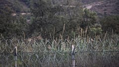 صورة أرشيفية للأسلاك الشائكة عند الحدود بين المغرب والجزائر في منطقة وجدة 5 نوفمبر 2021
