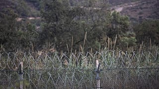 صورة أرشيفية للأسلاك الشائكة عند الحدود بين المغرب والجزائر في منطقة وجدة 5 نوفمبر 2021